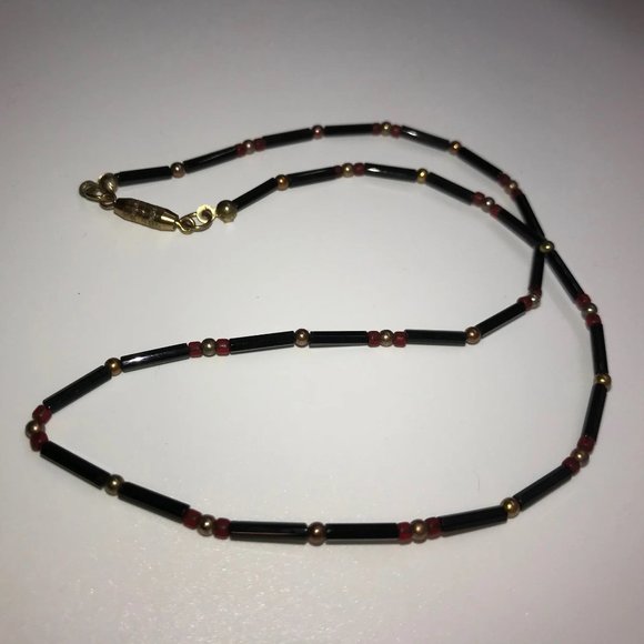 15 1/2" Black and Red Beaded Necklace - Picture 4 of 4